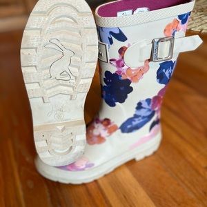 Joules Grey Floral Buckle-Accent Welly Rain Boots
